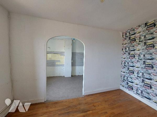 SAINT-GAUDENS, centre-ville, maison de ville avec jardin attenant, idéalement située.