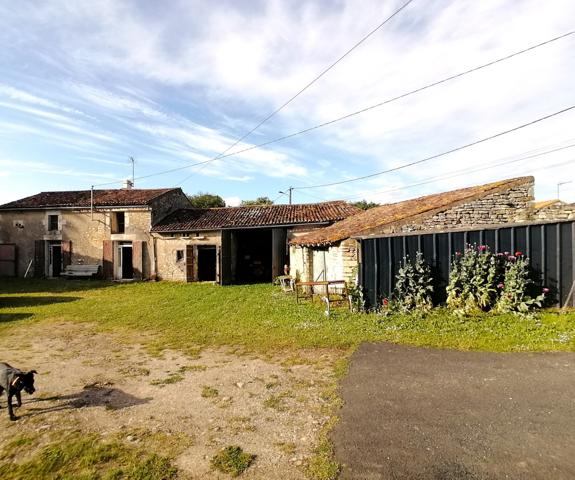 ANCIEN CORPS DE FERME EN PIERRE A RENOVER
