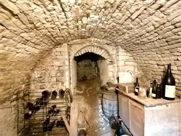 ANCIEN CORPS DE FERME EN PIERRE A RENOVER