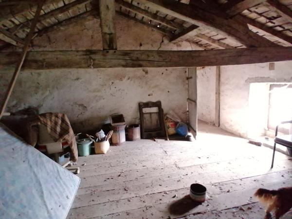 ANCIEN CORPS DE FERME EN PIERRE A RENOVER