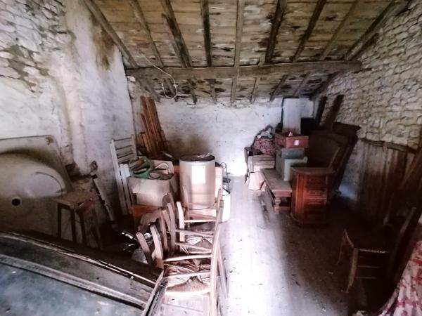 ANCIEN CORPS DE FERME EN PIERRE A RENOVER