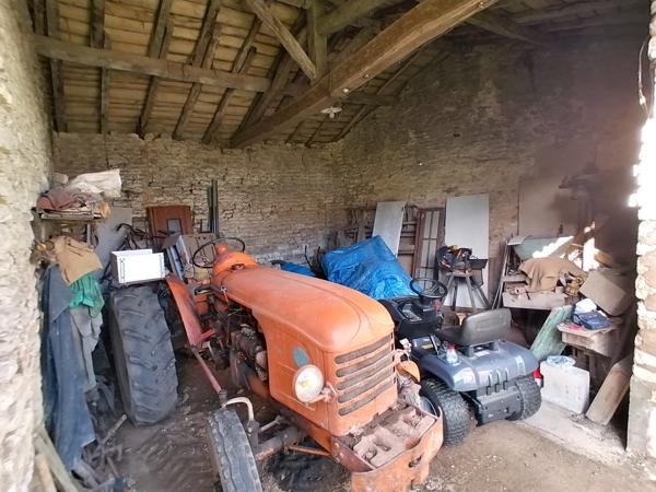 ANCIEN CORPS DE FERME EN PIERRE A RENOVER
