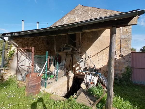 ANCIEN CORPS DE FERME EN PIERRE A RENOVER