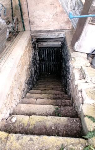 ANCIEN CORPS DE FERME EN PIERRE A RENOVER