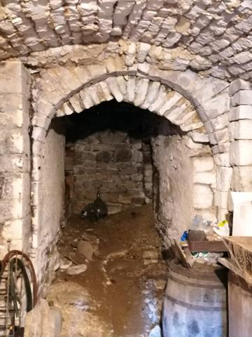 ANCIEN CORPS DE FERME EN PIERRE A RENOVER