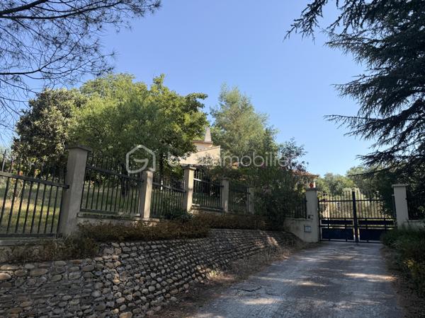 À Malataverne, découvrez cette propriété d'environ 130 m² habitables, implantée au cœur d'un magnifique parc arboré offrant calme, intimité et une agréable fraîcheur durant toute la saison estivale.

Dès votre arrivée, vous serez séduit par le cadre verdoyant et le potentiel exceptionnel de cette propriété. Les nombreux arbres, les vastes espaces extérieurs et les différents lieux de vie en font un véritable havre de paix, idéal pour une famille ou pour recevoir.

La maison se compose d'un séjour chaleureux avec cheminée, d'une cuisine indépendante, de trois chambres, d'une salle de bains équipée d'une baignoire et d'une douche, ainsi que de nombreux espaces de rangement.

Elle bénéficie également d'une climatisation réversible, d'un DPE classé D et de panneaux photovoltaïques, un équipement apprécié qui constitue un véritable atout pour la propriété.

À l'extérieur, le potentiel est tout aussi séduisant. Vous profiterez d'une vaste terrasse, d'une grande piscine à réhabiliter, d'un pool-house pouvant devenir une cuisine d'été ou un espace de réception, ainsi que d'un magnifique parc arboré propice à la détente.

Un triple garage complète l'ensemble, offrant de nombreuses possibilités de stationnement, de stockage ou d'aménagement d'un atelier.

Cette propriété nécessite d'importants travaux de rénovation et de modernisation, mais elle constitue une opportunité rare de créer une demeure de caractère dans un environnement privilégié, où le cadre de vie fait toute la différence.

Les atouts

* Environ 130 m² habitables
* 3 chambres
* Climatisation réversible
* Panneaux photovoltaïques
* DPE D
* Triple garage
* Magnifique parc arboré offrant fraîcheur et intimité
* Grande piscine à réhabiliter
* Pool-house indépendant
* Environnement calme et sans vis-à-vis
* Fort potentiel de valorisation après rénovation

Un bien rare, destiné aux amoureux de la nature et des grands espaces, qui souhaitent donner une seconde vie à une propriété pleine de charme et de potentiel.