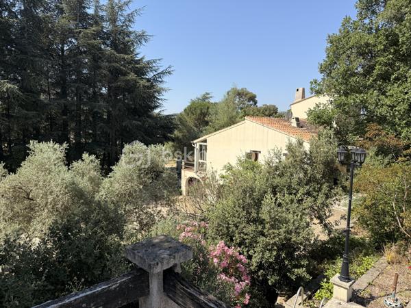 À Malataverne, découvrez cette propriété d'environ 130 m² habitables, implantée au cœur d'un magnifique parc arboré offrant calme, intimité et une agréable fraîcheur durant toute la saison estivale.

Dès votre arrivée, vous serez séduit par le cadre verdoyant et le potentiel exceptionnel de cette propriété. Les nombreux arbres, les vastes espaces extérieurs et les différents lieux de vie en font un véritable havre de paix, idéal pour une famille ou pour recevoir.

La maison se compose d'un séjour chaleureux avec cheminée, d'une cuisine indépendante, de trois chambres, d'une salle de bains équipée d'une baignoire et d'une douche, ainsi que de nombreux espaces de rangement.

Elle bénéficie également d'une climatisation réversible, d'un DPE classé D et de panneaux photovoltaïques, un équipement apprécié qui constitue un véritable atout pour la propriété.

À l'extérieur, le potentiel est tout aussi séduisant. Vous profiterez d'une vaste terrasse, d'une grande piscine à réhabiliter, d'un pool-house pouvant devenir une cuisine d'été ou un espace de réception, ainsi que d'un magnifique parc arboré propice à la détente.

Un triple garage complète l'ensemble, offrant de nombreuses possibilités de stationnement, de stockage ou d'aménagement d'un atelier.

Cette propriété nécessite d'importants travaux de rénovation et de modernisation, mais elle constitue une opportunité rare de créer une demeure de caractère dans un environnement privilégié, où le cadre de vie fait toute la différence.

Les atouts

* Environ 130 m² habitables
* 3 chambres
* Climatisation réversible
* Panneaux photovoltaïques
* DPE D
* Triple garage
* Magnifique parc arboré offrant fraîcheur et intimité
* Grande piscine à réhabiliter
* Pool-house indépendant
* Environnement calme et sans vis-à-vis
* Fort potentiel de valorisation après rénovation

Un bien rare, destiné aux amoureux de la nature et des grands espaces, qui souhaitent donner une seconde vie à une propriété pleine de charme et de potentiel.