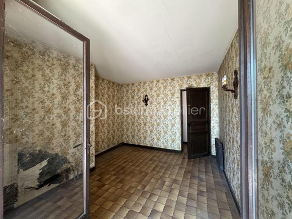 À Malataverne, découvrez cette propriété d'environ 130 m² habitables, implantée au cœur d'un magnifique parc arboré offrant calme, intimité et une agréable fraîcheur durant toute la saison estivale.

Dès votre arrivée, vous serez séduit par le cadre verdoyant et le potentiel exceptionnel de cette propriété. Les nombreux arbres, les vastes espaces extérieurs et les différents lieux de vie en font un véritable havre de paix, idéal pour une famille ou pour recevoir.

La maison se compose d'un séjour chaleureux avec cheminée, d'une cuisine indépendante, de trois chambres, d'une salle de bains équipée d'une baignoire et d'une douche, ainsi que de nombreux espaces de rangement.

Elle bénéficie également d'une climatisation réversible, d'un DPE classé D et de panneaux photovoltaïques, un équipement apprécié qui constitue un véritable atout pour la propriété.

À l'extérieur, le potentiel est tout aussi séduisant. Vous profiterez d'une vaste terrasse, d'une grande piscine à réhabiliter, d'un pool-house pouvant devenir une cuisine d'été ou un espace de réception, ainsi que d'un magnifique parc arboré propice à la détente.

Un triple garage complète l'ensemble, offrant de nombreuses possibilités de stationnement, de stockage ou d'aménagement d'un atelier.

Cette propriété nécessite d'importants travaux de rénovation et de modernisation, mais elle constitue une opportunité rare de créer une demeure de caractère dans un environnement privilégié, où le cadre de vie fait toute la différence.

Les atouts

* Environ 130 m² habitables
* 3 chambres
* Climatisation réversible
* Panneaux photovoltaïques
* DPE D
* Triple garage
* Magnifique parc arboré offrant fraîcheur et intimité
* Grande piscine à réhabiliter
* Pool-house indépendant
* Environnement calme et sans vis-à-vis
* Fort potentiel de valorisation après rénovation

Un bien rare, destiné aux amoureux de la nature et des grands espaces, qui souhaitent donner une seconde vie à une propriété pleine de charme et de potentiel.