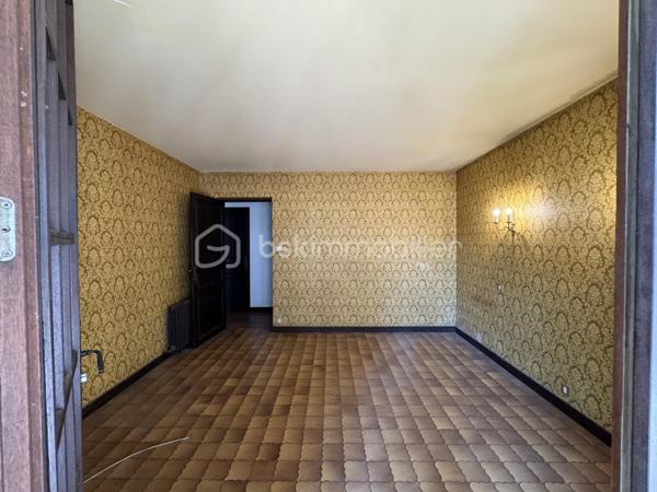 À Malataverne, découvrez cette propriété d'environ 130 m² habitables, implantée au cœur d'un magnifique parc arboré offrant calme, intimité et une agréable fraîcheur durant toute la saison estivale.

Dès votre arrivée, vous serez séduit par le cadre verdoyant et le potentiel exceptionnel de cette propriété. Les nombreux arbres, les vastes espaces extérieurs et les différents lieux de vie en font un véritable havre de paix, idéal pour une famille ou pour recevoir.

La maison se compose d'un séjour chaleureux avec cheminée, d'une cuisine indépendante, de trois chambres, d'une salle de bains équipée d'une baignoire et d'une douche, ainsi que de nombreux espaces de rangement.

Elle bénéficie également d'une climatisation réversible, d'un DPE classé D et de panneaux photovoltaïques, un équipement apprécié qui constitue un véritable atout pour la propriété.

À l'extérieur, le potentiel est tout aussi séduisant. Vous profiterez d'une vaste terrasse, d'une grande piscine à réhabiliter, d'un pool-house pouvant devenir une cuisine d'été ou un espace de réception, ainsi que d'un magnifique parc arboré propice à la détente.

Un triple garage complète l'ensemble, offrant de nombreuses possibilités de stationnement, de stockage ou d'aménagement d'un atelier.

Cette propriété nécessite d'importants travaux de rénovation et de modernisation, mais elle constitue une opportunité rare de créer une demeure de caractère dans un environnement privilégié, où le cadre de vie fait toute la différence.

Les atouts

* Environ 130 m² habitables
* 3 chambres
* Climatisation réversible
* Panneaux photovoltaïques
* DPE D
* Triple garage
* Magnifique parc arboré offrant fraîcheur et intimité
* Grande piscine à réhabiliter
* Pool-house indépendant
* Environnement calme et sans vis-à-vis
* Fort potentiel de valorisation après rénovation

Un bien rare, destiné aux amoureux de la nature et des grands espaces, qui souhaitent donner une seconde vie à une propriété pleine de charme et de potentiel.