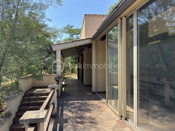 À Malataverne, découvrez cette propriété d'environ 130 m² habitables, implantée au cœur d'un magnifique parc arboré offrant calme, intimité et une agréable fraîcheur durant toute la saison estivale.

Dès votre arrivée, vous serez séduit par le cadre verdoyant et le potentiel exceptionnel de cette propriété. Les nombreux arbres, les vastes espaces extérieurs et les différents lieux de vie en font un véritable havre de paix, idéal pour une famille ou pour recevoir.

La maison se compose d'un séjour chaleureux avec cheminée, d'une cuisine indépendante, de trois chambres, d'une salle de bains équipée d'une baignoire et d'une douche, ainsi que de nombreux espaces de rangement.

Elle bénéficie également d'une climatisation réversible, d'un DPE classé D et de panneaux photovoltaïques, un équipement apprécié qui constitue un véritable atout pour la propriété.

À l'extérieur, le potentiel est tout aussi séduisant. Vous profiterez d'une vaste terrasse, d'une grande piscine à réhabiliter, d'un pool-house pouvant devenir une cuisine d'été ou un espace de réception, ainsi que d'un magnifique parc arboré propice à la détente.

Un triple garage complète l'ensemble, offrant de nombreuses possibilités de stationnement, de stockage ou d'aménagement d'un atelier.

Cette propriété nécessite d'importants travaux de rénovation et de modernisation, mais elle constitue une opportunité rare de créer une demeure de caractère dans un environnement privilégié, où le cadre de vie fait toute la différence.

Les atouts

* Environ 130 m² habitables
* 3 chambres
* Climatisation réversible
* Panneaux photovoltaïques
* DPE D
* Triple garage
* Magnifique parc arboré offrant fraîcheur et intimité
* Grande piscine à réhabiliter
* Pool-house indépendant
* Environnement calme et sans vis-à-vis
* Fort potentiel de valorisation après rénovation

Un bien rare, destiné aux amoureux de la nature et des grands espaces, qui souhaitent donner une seconde vie à une propriété pleine de charme et de potentiel.