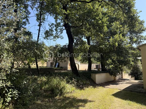 À Malataverne, découvrez cette propriété d'environ 130 m² habitables, implantée au cœur d'un magnifique parc arboré offrant calme, intimité et une agréable fraîcheur durant toute la saison estivale.

Dès votre arrivée, vous serez séduit par le cadre verdoyant et le potentiel exceptionnel de cette propriété. Les nombreux arbres, les vastes espaces extérieurs et les différents lieux de vie en font un véritable havre de paix, idéal pour une famille ou pour recevoir.

La maison se compose d'un séjour chaleureux avec cheminée, d'une cuisine indépendante, de trois chambres, d'une salle de bains équipée d'une baignoire et d'une douche, ainsi que de nombreux espaces de rangement.

Elle bénéficie également d'une climatisation réversible, d'un DPE classé D et de panneaux photovoltaïques, un équipement apprécié qui constitue un véritable atout pour la propriété.

À l'extérieur, le potentiel est tout aussi séduisant. Vous profiterez d'une vaste terrasse, d'une grande piscine à réhabiliter, d'un pool-house pouvant devenir une cuisine d'été ou un espace de réception, ainsi que d'un magnifique parc arboré propice à la détente.

Un triple garage complète l'ensemble, offrant de nombreuses possibilités de stationnement, de stockage ou d'aménagement d'un atelier.

Cette propriété nécessite d'importants travaux de rénovation et de modernisation, mais elle constitue une opportunité rare de créer une demeure de caractère dans un environnement privilégié, où le cadre de vie fait toute la différence.

Les atouts

* Environ 130 m² habitables
* 3 chambres
* Climatisation réversible
* Panneaux photovoltaïques
* DPE D
* Triple garage
* Magnifique parc arboré offrant fraîcheur et intimité
* Grande piscine à réhabiliter
* Pool-house indépendant
* Environnement calme et sans vis-à-vis
* Fort potentiel de valorisation après rénovation

Un bien rare, destiné aux amoureux de la nature et des grands espaces, qui souhaitent donner une seconde vie à une propriété pleine de charme et de potentiel.