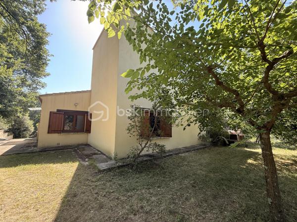 À Malataverne, découvrez cette propriété d'environ 130 m² habitables, implantée au cœur d'un magnifique parc arboré offrant calme, intimité et une agréable fraîcheur durant toute la saison estivale.

Dès votre arrivée, vous serez séduit par le cadre verdoyant et le potentiel exceptionnel de cette propriété. Les nombreux arbres, les vastes espaces extérieurs et les différents lieux de vie en font un véritable havre de paix, idéal pour une famille ou pour recevoir.

La maison se compose d'un séjour chaleureux avec cheminée, d'une cuisine indépendante, de trois chambres, d'une salle de bains équipée d'une baignoire et d'une douche, ainsi que de nombreux espaces de rangement.

Elle bénéficie également d'une climatisation réversible, d'un DPE classé D et de panneaux photovoltaïques, un équipement apprécié qui constitue un véritable atout pour la propriété.

À l'extérieur, le potentiel est tout aussi séduisant. Vous profiterez d'une vaste terrasse, d'une grande piscine à réhabiliter, d'un pool-house pouvant devenir une cuisine d'été ou un espace de réception, ainsi que d'un magnifique parc arboré propice à la détente.

Un triple garage complète l'ensemble, offrant de nombreuses possibilités de stationnement, de stockage ou d'aménagement d'un atelier.

Cette propriété nécessite d'importants travaux de rénovation et de modernisation, mais elle constitue une opportunité rare de créer une demeure de caractère dans un environnement privilégié, où le cadre de vie fait toute la différence.

Les atouts

* Environ 130 m² habitables
* 3 chambres
* Climatisation réversible
* Panneaux photovoltaïques
* DPE D
* Triple garage
* Magnifique parc arboré offrant fraîcheur et intimité
* Grande piscine à réhabiliter
* Pool-house indépendant
* Environnement calme et sans vis-à-vis
* Fort potentiel de valorisation après rénovation

Un bien rare, destiné aux amoureux de la nature et des grands espaces, qui souhaitent donner une seconde vie à une propriété pleine de charme et de potentiel.