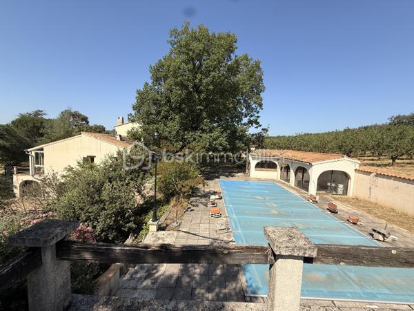 À Malataverne, découvrez cette propriété d'environ 130 m² habitables, implantée au cœur d'un magnifique parc arboré offrant calme, intimité et une agréable fraîcheur durant toute la saison estivale.

Dès votre arrivée, vous serez séduit par le cadre verdoyant et le potentiel exceptionnel de cette propriété. Les nombreux arbres, les vastes espaces extérieurs et les différents lieux de vie en font un véritable havre de paix, idéal pour une famille ou pour recevoir.

La maison se compose d'un séjour chaleureux avec cheminée, d'une cuisine indépendante, de trois chambres, d'une salle de bains équipée d'une baignoire et d'une douche, ainsi que de nombreux espaces de rangement.

Elle bénéficie également d'une climatisation réversible, d'un DPE classé D et de panneaux photovoltaïques, un équipement apprécié qui constitue un véritable atout pour la propriété.

À l'extérieur, le potentiel est tout aussi séduisant. Vous profiterez d'une vaste terrasse, d'une grande piscine à réhabiliter, d'un pool-house pouvant devenir une cuisine d'été ou un espace de réception, ainsi que d'un magnifique parc arboré propice à la détente.

Un triple garage complète l'ensemble, offrant de nombreuses possibilités de stationnement, de stockage ou d'aménagement d'un atelier.

Cette propriété nécessite d'importants travaux de rénovation et de modernisation, mais elle constitue une opportunité rare de créer une demeure de caractère dans un environnement privilégié, où le cadre de vie fait toute la différence.

Les atouts

* Environ 130 m² habitables
* 3 chambres
* Climatisation réversible
* Panneaux photovoltaïques
* DPE D
* Triple garage
* Magnifique parc arboré offrant fraîcheur et intimité
* Grande piscine à réhabiliter
* Pool-house indépendant
* Environnement calme et sans vis-à-vis
* Fort potentiel de valorisation après rénovation

Un bien rare, destiné aux amoureux de la nature et des grands espaces, qui souhaitent donner une seconde vie à une propriété pleine de charme et de potentiel.