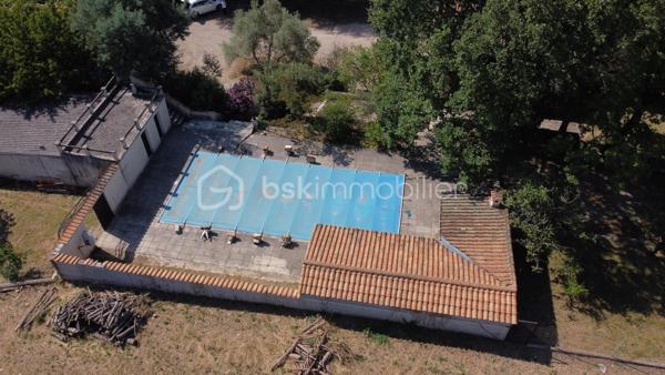 À Malataverne, découvrez cette propriété d'environ 130 m² habitables, implantée au cœur d'un magnifique parc arboré offrant calme, intimité et une agréable fraîcheur durant toute la saison estivale.

Dès votre arrivée, vous serez séduit par le cadre verdoyant et le potentiel exceptionnel de cette propriété. Les nombreux arbres, les vastes espaces extérieurs et les différents lieux de vie en font un véritable havre de paix, idéal pour une famille ou pour recevoir.

La maison se compose d'un séjour chaleureux avec cheminée, d'une cuisine indépendante, de trois chambres, d'une salle de bains équipée d'une baignoire et d'une douche, ainsi que de nombreux espaces de rangement.

Elle bénéficie également d'une climatisation réversible, d'un DPE classé D et de panneaux photovoltaïques, un équipement apprécié qui constitue un véritable atout pour la propriété.

À l'extérieur, le potentiel est tout aussi séduisant. Vous profiterez d'une vaste terrasse, d'une grande piscine à réhabiliter, d'un pool-house pouvant devenir une cuisine d'été ou un espace de réception, ainsi que d'un magnifique parc arboré propice à la détente.

Un triple garage complète l'ensemble, offrant de nombreuses possibilités de stationnement, de stockage ou d'aménagement d'un atelier.

Cette propriété nécessite d'importants travaux de rénovation et de modernisation, mais elle constitue une opportunité rare de créer une demeure de caractère dans un environnement privilégié, où le cadre de vie fait toute la différence.

Les atouts

* Environ 130 m² habitables
* 3 chambres
* Climatisation réversible
* Panneaux photovoltaïques
* DPE D
* Triple garage
* Magnifique parc arboré offrant fraîcheur et intimité
* Grande piscine à réhabiliter
* Pool-house indépendant
* Environnement calme et sans vis-à-vis
* Fort potentiel de valorisation après rénovation

Un bien rare, destiné aux amoureux de la nature et des grands espaces, qui souhaitent donner une seconde vie à une propriété pleine de charme et de potentiel.