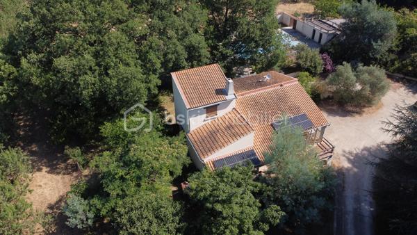 À Malataverne, découvrez cette propriété d'environ 130 m² habitables, implantée au cœur d'un magnifique parc arboré offrant calme, intimité et une agréable fraîcheur durant toute la saison estivale.

Dès votre arrivée, vous serez séduit par le cadre verdoyant et le potentiel exceptionnel de cette propriété. Les nombreux arbres, les vastes espaces extérieurs et les différents lieux de vie en font un véritable havre de paix, idéal pour une famille ou pour recevoir.

La maison se compose d'un séjour chaleureux avec cheminée, d'une cuisine indépendante, de trois chambres, d'une salle de bains équipée d'une baignoire et d'une douche, ainsi que de nombreux espaces de rangement.

Elle bénéficie également d'une climatisation réversible, d'un DPE classé D et de panneaux photovoltaïques, un équipement apprécié qui constitue un véritable atout pour la propriété.

À l'extérieur, le potentiel est tout aussi séduisant. Vous profiterez d'une vaste terrasse, d'une grande piscine à réhabiliter, d'un pool-house pouvant devenir une cuisine d'été ou un espace de réception, ainsi que d'un magnifique parc arboré propice à la détente.

Un triple garage complète l'ensemble, offrant de nombreuses possibilités de stationnement, de stockage ou d'aménagement d'un atelier.

Cette propriété nécessite d'importants travaux de rénovation et de modernisation, mais elle constitue une opportunité rare de créer une demeure de caractère dans un environnement privilégié, où le cadre de vie fait toute la différence.

Les atouts

* Environ 130 m² habitables
* 3 chambres
* Climatisation réversible
* Panneaux photovoltaïques
* DPE D
* Triple garage
* Magnifique parc arboré offrant fraîcheur et intimité
* Grande piscine à réhabiliter
* Pool-house indépendant
* Environnement calme et sans vis-à-vis
* Fort potentiel de valorisation après rénovation

Un bien rare, destiné aux amoureux de la nature et des grands espaces, qui souhaitent donner une seconde vie à une propriété pleine de charme et de potentiel.