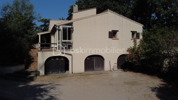 À Malataverne, découvrez cette propriété d'environ 130 m² habitables, implantée au cœur d'un magnifique parc arboré offrant calme, intimité et une agréable fraîcheur durant toute la saison estivale.

Dès votre arrivée, vous serez séduit par le cadre verdoyant et le potentiel exceptionnel de cette propriété. Les nombreux arbres, les vastes espaces extérieurs et les différents lieux de vie en font un véritable havre de paix, idéal pour une famille ou pour recevoir.

La maison se compose d'un séjour chaleureux avec cheminée, d'une cuisine indépendante, de trois chambres, d'une salle de bains équipée d'une baignoire et d'une douche, ainsi que de nombreux espaces de rangement.

Elle bénéficie également d'une climatisation réversible, d'un DPE classé D et de panneaux photovoltaïques, un équipement apprécié qui constitue un véritable atout pour la propriété.

À l'extérieur, le potentiel est tout aussi séduisant. Vous profiterez d'une vaste terrasse, d'une grande piscine à réhabiliter, d'un pool-house pouvant devenir une cuisine d'été ou un espace de réception, ainsi que d'un magnifique parc arboré propice à la détente.

Un triple garage complète l'ensemble, offrant de nombreuses possibilités de stationnement, de stockage ou d'aménagement d'un atelier.

Cette propriété nécessite d'importants travaux de rénovation et de modernisation, mais elle constitue une opportunité rare de créer une demeure de caractère dans un environnement privilégié, où le cadre de vie fait toute la différence.

Les atouts

* Environ 130 m² habitables
* 3 chambres
* Climatisation réversible
* Panneaux photovoltaïques
* DPE D
* Triple garage
* Magnifique parc arboré offrant fraîcheur et intimité
* Grande piscine à réhabiliter
* Pool-house indépendant
* Environnement calme et sans vis-à-vis
* Fort potentiel de valorisation après rénovation

Un bien rare, destiné aux amoureux de la nature et des grands espaces, qui souhaitent donner une seconde vie à une propriété pleine de charme et de potentiel.
