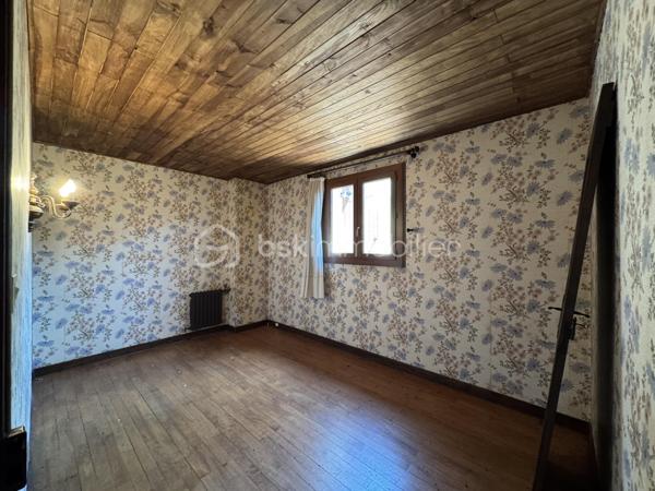 À Malataverne, découvrez cette propriété d'environ 130 m² habitables, implantée au cœur d'un magnifique parc arboré offrant calme, intimité et une agréable fraîcheur durant toute la saison estivale.

Dès votre arrivée, vous serez séduit par le cadre verdoyant et le potentiel exceptionnel de cette propriété. Les nombreux arbres, les vastes espaces extérieurs et les différents lieux de vie en font un véritable havre de paix, idéal pour une famille ou pour recevoir.

La maison se compose d'un séjour chaleureux avec cheminée, d'une cuisine indépendante, de trois chambres, d'une salle de bains équipée d'une baignoire et d'une douche, ainsi que de nombreux espaces de rangement.

Elle bénéficie également d'une climatisation réversible, d'un DPE classé D et de panneaux photovoltaïques, un équipement apprécié qui constitue un véritable atout pour la propriété.

À l'extérieur, le potentiel est tout aussi séduisant. Vous profiterez d'une vaste terrasse, d'une grande piscine à réhabiliter, d'un pool-house pouvant devenir une cuisine d'été ou un espace de réception, ainsi que d'un magnifique parc arboré propice à la détente.

Un triple garage complète l'ensemble, offrant de nombreuses possibilités de stationnement, de stockage ou d'aménagement d'un atelier.

Cette propriété nécessite d'importants travaux de rénovation et de modernisation, mais elle constitue une opportunité rare de créer une demeure de caractère dans un environnement privilégié, où le cadre de vie fait toute la différence.

Les atouts

* Environ 130 m² habitables
* 3 chambres
* Climatisation réversible
* Panneaux photovoltaïques
* DPE D
* Triple garage
* Magnifique parc arboré offrant fraîcheur et intimité
* Grande piscine à réhabiliter
* Pool-house indépendant
* Environnement calme et sans vis-à-vis
* Fort potentiel de valorisation après rénovation

Un bien rare, destiné aux amoureux de la nature et des grands espaces, qui souhaitent donner une seconde vie à une propriété pleine de charme et de potentiel.