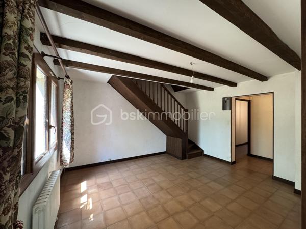 À Malataverne, découvrez cette propriété d'environ 130 m² habitables, implantée au cœur d'un magnifique parc arboré offrant calme, intimité et une agréable fraîcheur durant toute la saison estivale.

Dès votre arrivée, vous serez séduit par le cadre verdoyant et le potentiel exceptionnel de cette propriété. Les nombreux arbres, les vastes espaces extérieurs et les différents lieux de vie en font un véritable havre de paix, idéal pour une famille ou pour recevoir.

La maison se compose d'un séjour chaleureux avec cheminée, d'une cuisine indépendante, de trois chambres, d'une salle de bains équipée d'une baignoire et d'une douche, ainsi que de nombreux espaces de rangement.

Elle bénéficie également d'une climatisation réversible, d'un DPE classé D et de panneaux photovoltaïques, un équipement apprécié qui constitue un véritable atout pour la propriété.

À l'extérieur, le potentiel est tout aussi séduisant. Vous profiterez d'une vaste terrasse, d'une grande piscine à réhabiliter, d'un pool-house pouvant devenir une cuisine d'été ou un espace de réception, ainsi que d'un magnifique parc arboré propice à la détente.

Un triple garage complète l'ensemble, offrant de nombreuses possibilités de stationnement, de stockage ou d'aménagement d'un atelier.

Cette propriété nécessite d'importants travaux de rénovation et de modernisation, mais elle constitue une opportunité rare de créer une demeure de caractère dans un environnement privilégié, où le cadre de vie fait toute la différence.

Les atouts

* Environ 130 m² habitables
* 3 chambres
* Climatisation réversible
* Panneaux photovoltaïques
* DPE D
* Triple garage
* Magnifique parc arboré offrant fraîcheur et intimité
* Grande piscine à réhabiliter
* Pool-house indépendant
* Environnement calme et sans vis-à-vis
* Fort potentiel de valorisation après rénovation

Un bien rare, destiné aux amoureux de la nature et des grands espaces, qui souhaitent donner une seconde vie à une propriété pleine de charme et de potentiel.