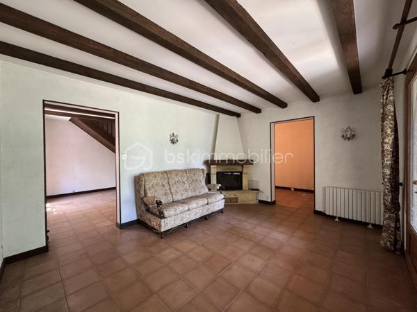 À Malataverne, découvrez cette propriété d'environ 130 m² habitables, implantée au cœur d'un magnifique parc arboré offrant calme, intimité et une agréable fraîcheur durant toute la saison estivale.

Dès votre arrivée, vous serez séduit par le cadre verdoyant et le potentiel exceptionnel de cette propriété. Les nombreux arbres, les vastes espaces extérieurs et les différents lieux de vie en font un véritable havre de paix, idéal pour une famille ou pour recevoir.

La maison se compose d'un séjour chaleureux avec cheminée, d'une cuisine indépendante, de trois chambres, d'une salle de bains équipée d'une baignoire et d'une douche, ainsi que de nombreux espaces de rangement.

Elle bénéficie également d'une climatisation réversible, d'un DPE classé D et de panneaux photovoltaïques, un équipement apprécié qui constitue un véritable atout pour la propriété.

À l'extérieur, le potentiel est tout aussi séduisant. Vous profiterez d'une vaste terrasse, d'une grande piscine à réhabiliter, d'un pool-house pouvant devenir une cuisine d'été ou un espace de réception, ainsi que d'un magnifique parc arboré propice à la détente.

Un triple garage complète l'ensemble, offrant de nombreuses possibilités de stationnement, de stockage ou d'aménagement d'un atelier.

Cette propriété nécessite d'importants travaux de rénovation et de modernisation, mais elle constitue une opportunité rare de créer une demeure de caractère dans un environnement privilégié, où le cadre de vie fait toute la différence.

Les atouts

* Environ 130 m² habitables
* 3 chambres
* Climatisation réversible
* Panneaux photovoltaïques
* DPE D
* Triple garage
* Magnifique parc arboré offrant fraîcheur et intimité
* Grande piscine à réhabiliter
* Pool-house indépendant
* Environnement calme et sans vis-à-vis
* Fort potentiel de valorisation après rénovation

Un bien rare, destiné aux amoureux de la nature et des grands espaces, qui souhaitent donner une seconde vie à une propriété pleine de charme et de potentiel.