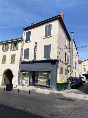 Vous souhaitez investir dans un local commercial dans un état implacable et loué ? Ce local est fait pour vous. 
Dans une copropriété de 8 lots, ce local commercial de 130m2 est situé au RDC avec un garage et une place de parking. 
Entièrement refait en 2024, le local est occupé par une boulangerie. 
Il se compose: 
- d'une boutique de 35m2 
- d'un espace restauration sur place de 27m2 
- d'un WC normes handicapés de 3,15m2 
- d'un espace de préparation de 8m2 
- d'un dégagement de 12m2
- d'un laboratoire de 20m2
- d'un espace de stockage de 15m2

Le local bénéficie d'une grande cave voutée et d'un garage attenant au local qui peut servir de stockage également 

Climatisation réversible par gainable. 
Loyer actuel: 900€ + 100€ de charges. 

A visiter sans tarder pour mieux apprécier!