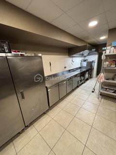 Vous souhaitez investir dans un local commercial dans un état implacable et loué ? Ce local est fait pour vous. 
Dans une copropriété de 8 lots, ce local commercial de 130m2 est situé au RDC avec un garage et une place de parking. 
Entièrement refait en 2024, le local est occupé par une boulangerie. 
Il se compose: 
- d'une boutique de 35m2 
- d'un espace restauration sur place de 27m2 
- d'un WC normes handicapés de 3,15m2 
- d'un espace de préparation de 8m2 
- d'un dégagement de 12m2
- d'un laboratoire de 20m2
- d'un espace de stockage de 15m2

Le local bénéficie d'une grande cave voutée et d'un garage attenant au local qui peut servir de stockage également 

Climatisation réversible par gainable. 
Loyer actuel: 900€ + 100€ de charges. 

A visiter sans tarder pour mieux apprécier!
