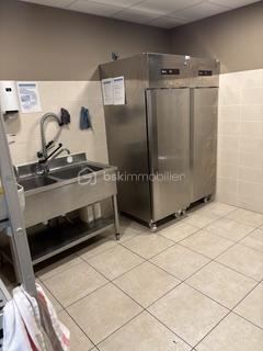 Vous souhaitez investir dans un local commercial dans un état implacable et loué ? Ce local est fait pour vous. 
Dans une copropriété de 8 lots, ce local commercial de 130m2 est situé au RDC avec un garage et une place de parking. 
Entièrement refait en 2024, le local est occupé par une boulangerie. 
Il se compose: 
- d'une boutique de 35m2 
- d'un espace restauration sur place de 27m2 
- d'un WC normes handicapés de 3,15m2 
- d'un espace de préparation de 8m2 
- d'un dégagement de 12m2
- d'un laboratoire de 20m2
- d'un espace de stockage de 15m2

Le local bénéficie d'une grande cave voutée et d'un garage attenant au local qui peut servir de stockage également 

Climatisation réversible par gainable. 
Loyer actuel: 900€ + 100€ de charges. 

A visiter sans tarder pour mieux apprécier!