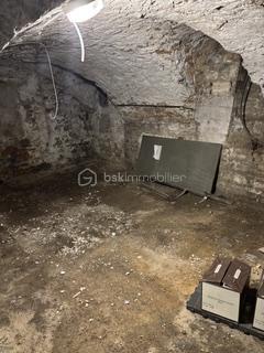 Vous souhaitez investir dans un local commercial dans un état implacable et loué ? Ce local est fait pour vous. 
Dans une copropriété de 8 lots, ce local commercial de 130m2 est situé au RDC avec un garage et une place de parking. 
Entièrement refait en 2024, le local est occupé par une boulangerie. 
Il se compose: 
- d'une boutique de 35m2 
- d'un espace restauration sur place de 27m2 
- d'un WC normes handicapés de 3,15m2 
- d'un espace de préparation de 8m2 
- d'un dégagement de 12m2
- d'un laboratoire de 20m2
- d'un espace de stockage de 15m2

Le local bénéficie d'une grande cave voutée et d'un garage attenant au local qui peut servir de stockage également 

Climatisation réversible par gainable. 
Loyer actuel: 900€ + 100€ de charges. 

A visiter sans tarder pour mieux apprécier!