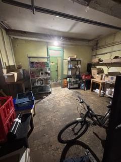 Vous souhaitez investir dans un local commercial dans un état implacable et loué ? Ce local est fait pour vous. 
Dans une copropriété de 8 lots, ce local commercial de 130m2 est situé au RDC avec un garage et une place de parking. 
Entièrement refait en 2024, le local est occupé par une boulangerie. 
Il se compose: 
- d'une boutique de 35m2 
- d'un espace restauration sur place de 27m2 
- d'un WC normes handicapés de 3,15m2 
- d'un espace de préparation de 8m2 
- d'un dégagement de 12m2
- d'un laboratoire de 20m2
- d'un espace de stockage de 15m2

Le local bénéficie d'une grande cave voutée et d'un garage attenant au local qui peut servir de stockage également 

Climatisation réversible par gainable. 
Loyer actuel: 900€ + 100€ de charges. 

A visiter sans tarder pour mieux apprécier!