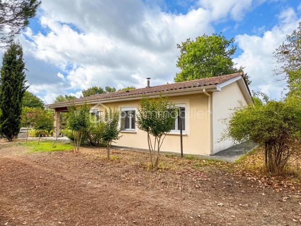 Un véritable havre de paix au cœur de la nature.

Découvrez cette agréable maison nichée dans un environnement calme et ressourçant, implantée sur un magnifique terrain entièrement clos de 17 918 m². Un cadre rare, idéal pour les amoureux de nature, d’espace et de tranquillité.

La maison se compose d’une cuisine aménagée et équipée ouverte sur le salon, créant une pièce de vie conviviale et lumineuse avec accès sur une grande terrasse d'environ 50m². Côté nuit, vous trouverez une chambre, ainsi que deux grands bureaux pouvant facilement être transformés en chambres supplémentaires selon vos besoins. Une salle d’eau avec WC, un espace de rangement et un débarras pouvant être aménagé en dressing complètent l’habitation.

Un autre atout se trouve sous la maison avec un vide sanitaire d’environ 1,50 m de hauteur, offrant un espace supplémentaire et de belles possibilités d’aménagement ou de stockage selon vos projets.

À l’extérieur, la propriété révèle tout son potentiel. Plusieurs abris représentant environ plus de 100m², équipés en électricité et disposant de WC, offrent de nombreuses possibilités : atelier, espace de stockage, activité professionnelle ou loisirs. Vous bénéficierez également d’un garage permettant d’accueillir plusieurs véhicules, ainsi que d’un mobil-home.

Le terrain, entièrement clos, est particulièrement riche et agréable à vivre. Il accueille une jolie mare, trois puits, un potager ainsi que plusieurs arbres fruitiers. Un dispositif de récupération des eaux de pluie vient compléter cet ensemble pensé autour de la nature et de l’autonomie.

Côté confort, la maison dispose de menuiseries PVC en double vitrage, est raccordée à la fibre et bénéficie d’un insert à bois. Elle est également raccordée au tout-à-l’égout, avec un assainissement conforme.

Un bien rare par son environnement et la superficie de son terrain, offrant de multiples possibilités d'aménagement et de projets. Ici, chaque espace invite à profiter pleinement de la nature, dans un cadre paisible où règnent calme et sérénité.