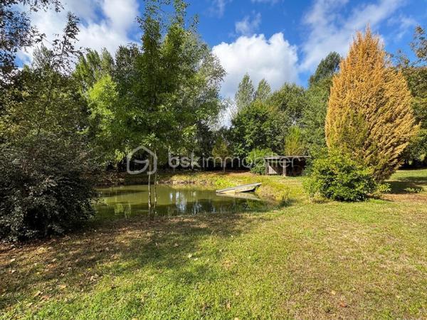Un véritable havre de paix au cœur de la nature.

Découvrez cette agréable maison nichée dans un environnement calme et ressourçant, implantée sur un magnifique terrain entièrement clos de 17 918 m². Un cadre rare, idéal pour les amoureux de nature, d’espace et de tranquillité.

La maison se compose d’une cuisine aménagée et équipée ouverte sur le salon, créant une pièce de vie conviviale et lumineuse avec accès sur une grande terrasse d'environ 50m². Côté nuit, vous trouverez une chambre, ainsi que deux grands bureaux pouvant facilement être transformés en chambres supplémentaires selon vos besoins. Une salle d’eau avec WC, un espace de rangement et un débarras pouvant être aménagé en dressing complètent l’habitation.

Un autre atout se trouve sous la maison avec un vide sanitaire d’environ 1,50 m de hauteur, offrant un espace supplémentaire et de belles possibilités d’aménagement ou de stockage selon vos projets.

À l’extérieur, la propriété révèle tout son potentiel. Plusieurs abris représentant environ plus de 100m², équipés en électricité et disposant de WC, offrent de nombreuses possibilités : atelier, espace de stockage, activité professionnelle ou loisirs. Vous bénéficierez également d’un garage permettant d’accueillir plusieurs véhicules, ainsi que d’un mobil-home.

Le terrain, entièrement clos, est particulièrement riche et agréable à vivre. Il accueille une jolie mare, trois puits, un potager ainsi que plusieurs arbres fruitiers. Un dispositif de récupération des eaux de pluie vient compléter cet ensemble pensé autour de la nature et de l’autonomie.

Côté confort, la maison dispose de menuiseries PVC en double vitrage, est raccordée à la fibre et bénéficie d’un insert à bois. Elle est également raccordée au tout-à-l’égout, avec un assainissement conforme.

Un bien rare par son environnement et la superficie de son terrain, offrant de multiples possibilités d'aménagement et de projets. Ici, chaque espace invite à profiter pleinement de la nature, dans un cadre paisible où règnent calme et sérénité.