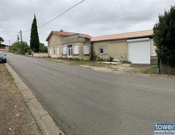 BAZAUGES 17490 - Maison plain pied de 140 m² avec garage de 108 m² .