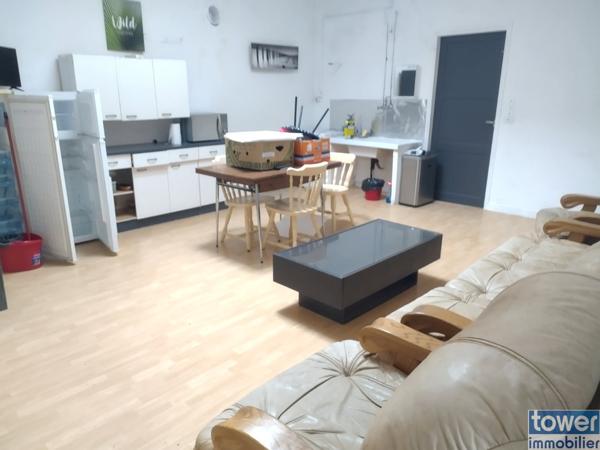 BAZAUGES 17490 - Maison plain pied de 140 m² avec garage de 108 m² .