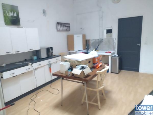 BAZAUGES 17490 - Maison plain pied de 140 m² avec garage de 108 m² .