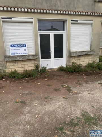 BAZAUGES 17490 - Maison plain pied de 140 m² avec garage de 108 m² .