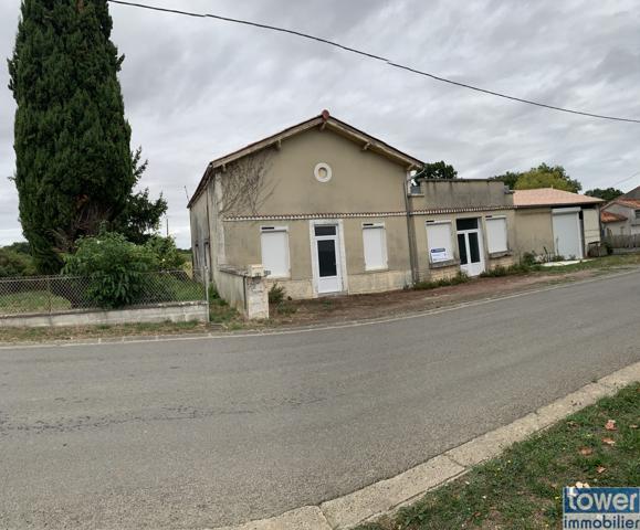 BAZAUGES 17490 - Maison plain pied de 140 m² avec garage de 108 m² .