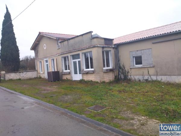 BAZAUGES 17490 - Maison plain pied de 140 m² avec garage de 108 m² .