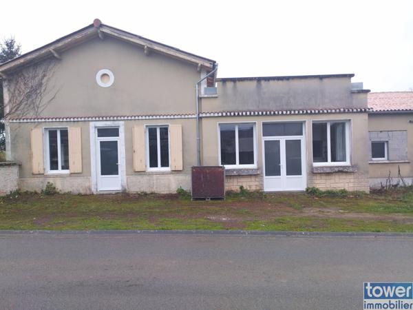 BAZAUGES 17490 - Maison plain pied de 140 m² avec garage de 108 m² .