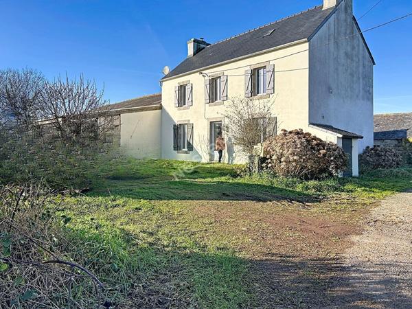 Maison Briec, deux chambres, bureau et hangar.