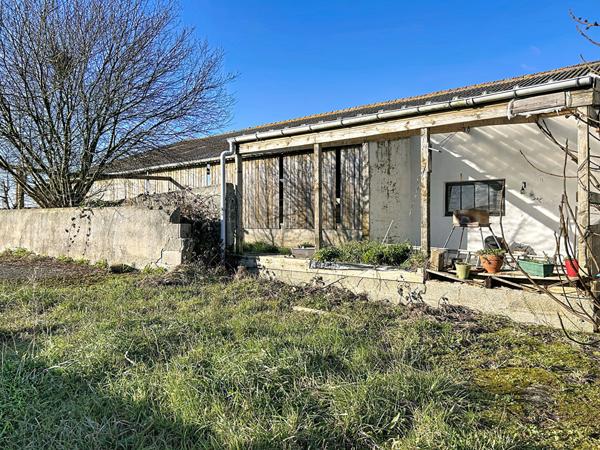 Maison Briec, deux chambres, bureau et hangar.