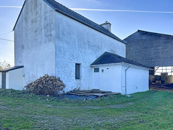 Maison Briec, deux chambres, bureau et hangar.