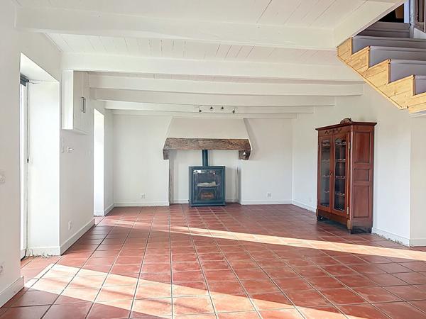 Maison Briec, deux chambres, bureau et hangar.