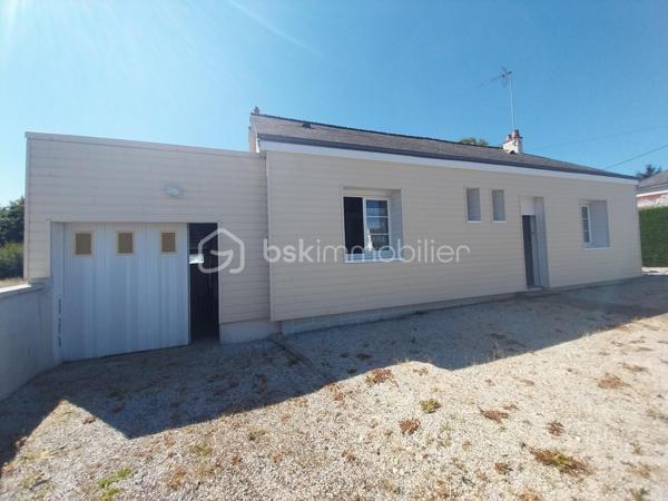 Rare à la vente : Pavillon de plain-pied d’environ 66m²  offrant un beau potentiel de rénovation, proche des services et commodités de Gorron, ville dynamique du Nord Mayenne.
 A l’entrée, un couloir dessert un WC, une salle à manger ouverte sur le salon, une salle d’eau, une cuisine ainsi que deux chambres.
La maison dispose également d’un garage attenant et d’une partie buanderie. Déjà isolée par l’extérieur, cette maison couverte en ardoises naturelles bénéficie d’un atout important pour son confort thermique. De plus son terrain de 1097m²,vous offre la possibilité d’un agrandissement, permettant d’adapter le bien à vos besoins et de créer des aménagements supplémentaires.
 Ce bien est idéal pour un projet de rénovation personnalisé, que ce soit pour une résidence principale, une résidence secondaire ou un investissement.

Une belle opportunité à ne pas manquer !