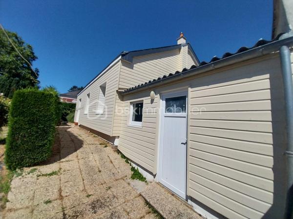 Rare à la vente : Pavillon de plain-pied d’environ 66m²  offrant un beau potentiel de rénovation, proche des services et commodités de Gorron, ville dynamique du Nord Mayenne.
 A l’entrée, un couloir dessert un WC, une salle à manger ouverte sur le salon, une salle d’eau, une cuisine ainsi que deux chambres.
La maison dispose également d’un garage attenant et d’une partie buanderie. Déjà isolée par l’extérieur, cette maison couverte en ardoises naturelles bénéficie d’un atout important pour son confort thermique. De plus son terrain de 1097m²,vous offre la possibilité d’un agrandissement, permettant d’adapter le bien à vos besoins et de créer des aménagements supplémentaires.
 Ce bien est idéal pour un projet de rénovation personnalisé, que ce soit pour une résidence principale, une résidence secondaire ou un investissement.

Une belle opportunité à ne pas manquer !
