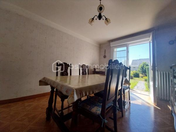 Rare à la vente : Pavillon de plain-pied d’environ 66m²  offrant un beau potentiel de rénovation, proche des services et commodités de Gorron, ville dynamique du Nord Mayenne.
 A l’entrée, un couloir dessert un WC, une salle à manger ouverte sur le salon, une salle d’eau, une cuisine ainsi que deux chambres.
La maison dispose également d’un garage attenant et d’une partie buanderie. Déjà isolée par l’extérieur, cette maison couverte en ardoises naturelles bénéficie d’un atout important pour son confort thermique. De plus son terrain de 1097m²,vous offre la possibilité d’un agrandissement, permettant d’adapter le bien à vos besoins et de créer des aménagements supplémentaires.
 Ce bien est idéal pour un projet de rénovation personnalisé, que ce soit pour une résidence principale, une résidence secondaire ou un investissement.

Une belle opportunité à ne pas manquer !
