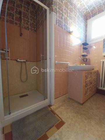 Rare à la vente : Pavillon de plain-pied d’environ 66m²  offrant un beau potentiel de rénovation, proche des services et commodités de Gorron, ville dynamique du Nord Mayenne.
 A l’entrée, un couloir dessert un WC, une salle à manger ouverte sur le salon, une salle d’eau, une cuisine ainsi que deux chambres.
La maison dispose également d’un garage attenant et d’une partie buanderie. Déjà isolée par l’extérieur, cette maison couverte en ardoises naturelles bénéficie d’un atout important pour son confort thermique. De plus son terrain de 1097m²,vous offre la possibilité d’un agrandissement, permettant d’adapter le bien à vos besoins et de créer des aménagements supplémentaires.
 Ce bien est idéal pour un projet de rénovation personnalisé, que ce soit pour une résidence principale, une résidence secondaire ou un investissement.

Une belle opportunité à ne pas manquer !