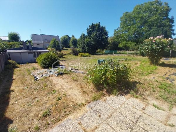 Rare à la vente : Pavillon de plain-pied d’environ 66m²  offrant un beau potentiel de rénovation, proche des services et commodités de Gorron, ville dynamique du Nord Mayenne.
 A l’entrée, un couloir dessert un WC, une salle à manger ouverte sur le salon, une salle d’eau, une cuisine ainsi que deux chambres.
La maison dispose également d’un garage attenant et d’une partie buanderie. Déjà isolée par l’extérieur, cette maison couverte en ardoises naturelles bénéficie d’un atout important pour son confort thermique. De plus son terrain de 1097m²,vous offre la possibilité d’un agrandissement, permettant d’adapter le bien à vos besoins et de créer des aménagements supplémentaires.
 Ce bien est idéal pour un projet de rénovation personnalisé, que ce soit pour une résidence principale, une résidence secondaire ou un investissement.

Une belle opportunité à ne pas manquer !