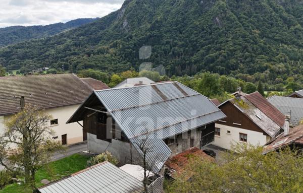 Maison à réhabiliter à Ugine   304 m2 avec caves, balcon et potentiel loft !