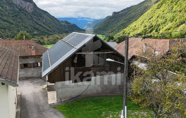 Maison à réhabiliter à Ugine   304 m2 avec caves, balcon et potentiel loft !