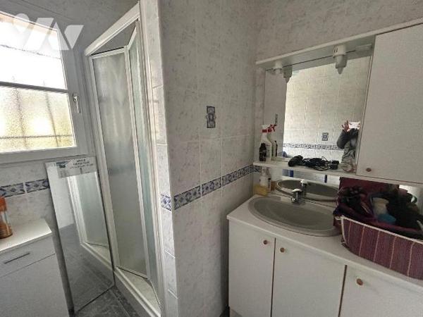 Maison habitable de suite ? Ally (Cantal)

Située en plein c?ur du bourg d'Ally, dans le Cant...