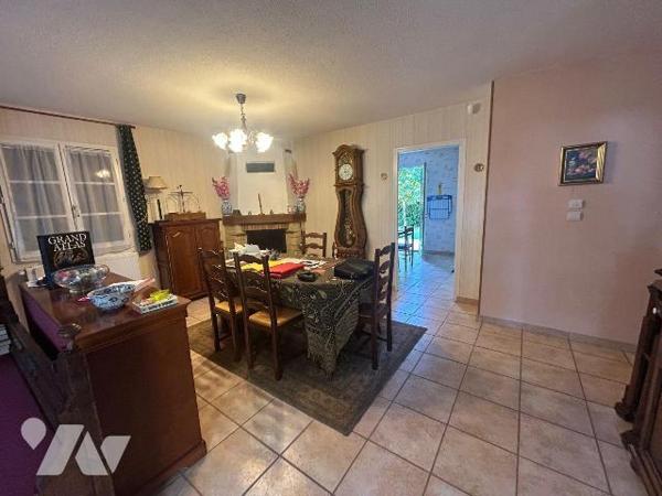 Maison habitable de suite ? Ally (Cantal)

Située en plein c?ur du bourg d'Ally, dans le Cant...